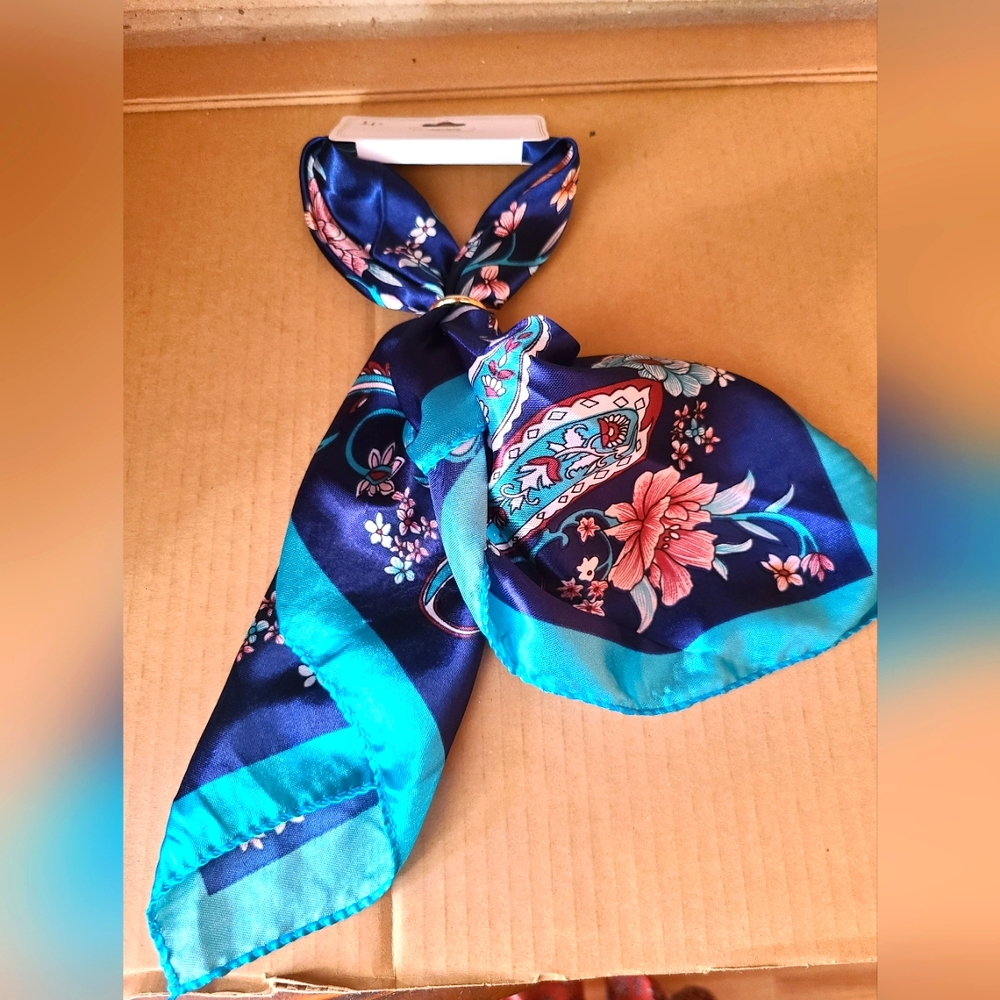 NWT FLORAL SCARF 19.5 X 18.